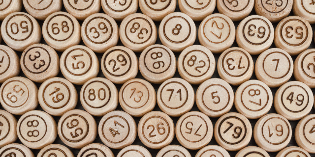 números gravados em peças circulares de madeira