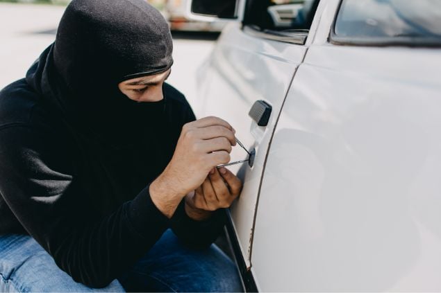 ladrão roubando carro