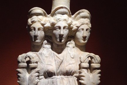 Escultura de três cabeças da deusa Hécate.