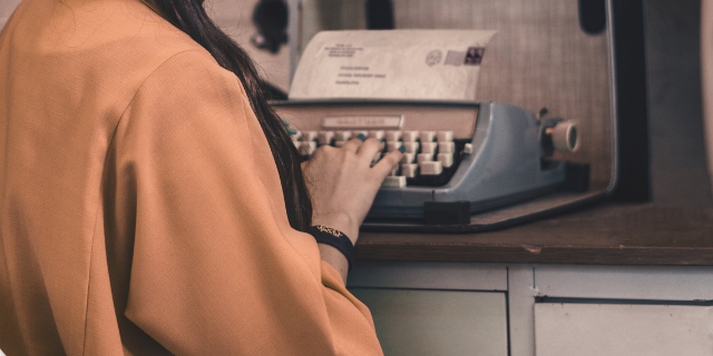 Mulher escrevendo em uma máquina de escrever