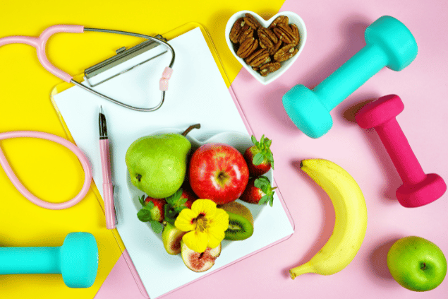 Estilo de vida saudável. Alimentação com frutas, pesos de academia e consultas no médico. 
