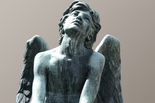 Estátua de anjo representando Hariel. Ele está olhando para o céu com uma face melancólica. 