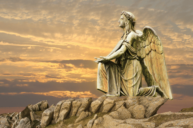 Estátua de anjo representando Yabamiah em um céu amarelo com nuvens. 