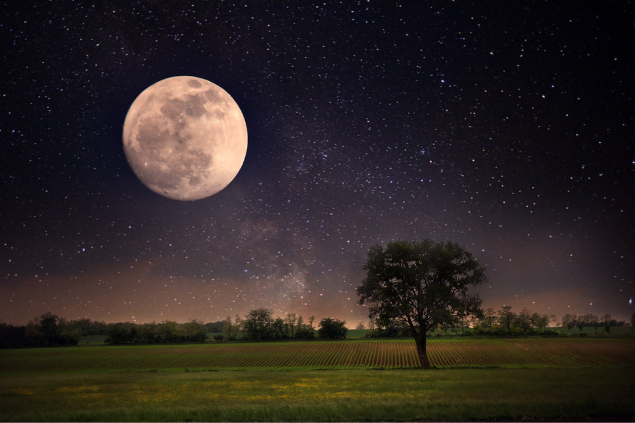 Lua Cheia no céu estrelado