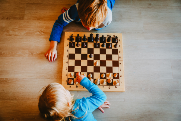 Duas crianças jogando xadrez