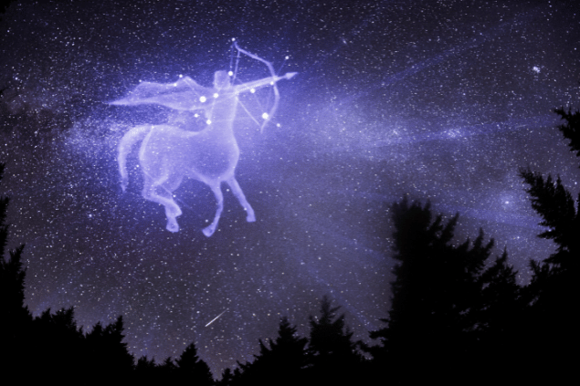 Constelação de Sagitário no céu estrelado. Centauro do conto de Quíron. 