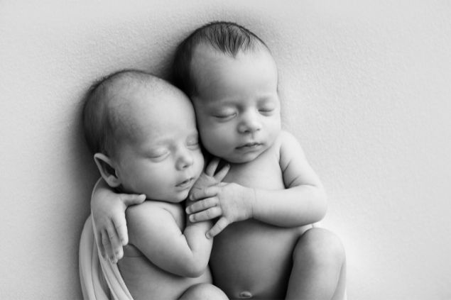 Imagem em preto e branco de bebês gêmeos recém-nascidos