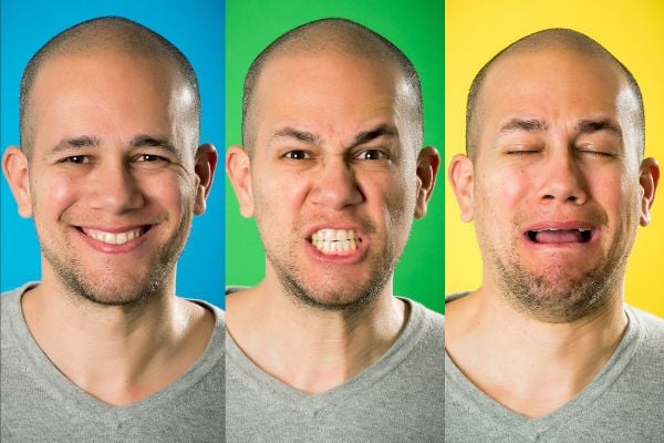 Imagem em gride com um homem demonstrando três expressões faciais diferentes