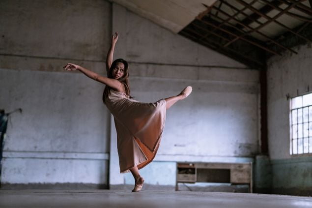 Imagem de uma mulher dançando
