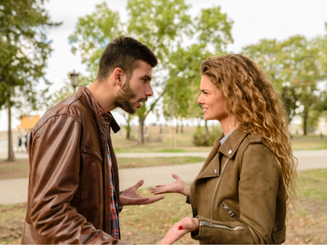 Homem e mulher discutindo em parque