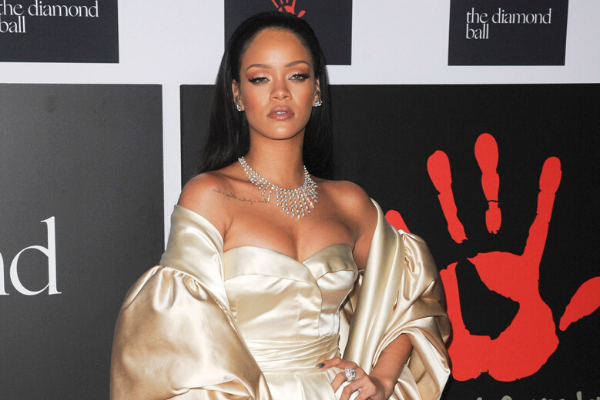 Rihanna olhando para frente usando vestido em premiação 