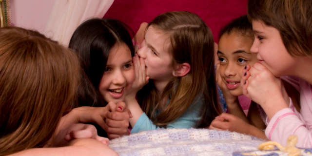 Foto de várias meninas conversando, deitadas na cama