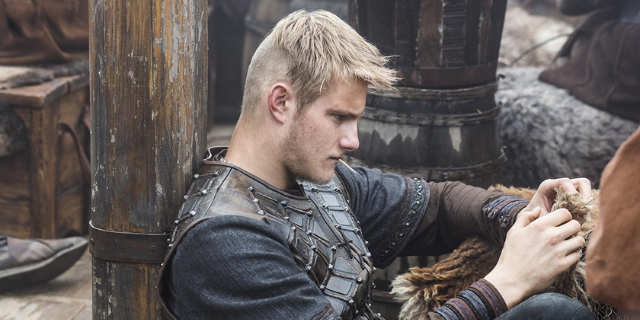 Ator Alexander Ludwig como o personagem Bjorn na série Vikings