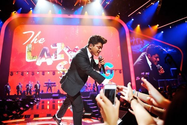 Bruno Mars interagindo com a platéia em um show