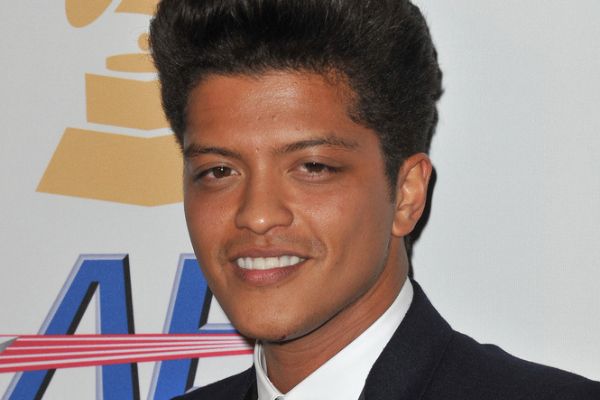 Bruno Mars sorrindo em uma premiação