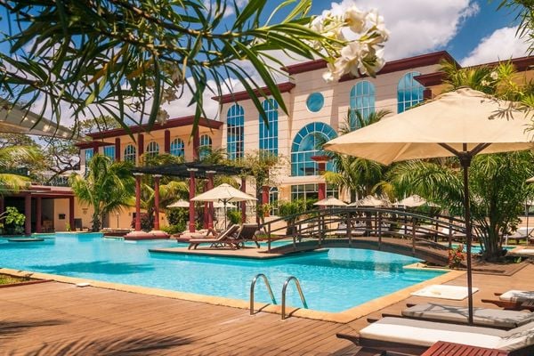 Hotel de luxo com piscina