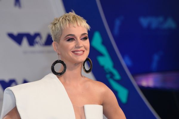 Cantora Katy Perry de cabelo curto e loiro