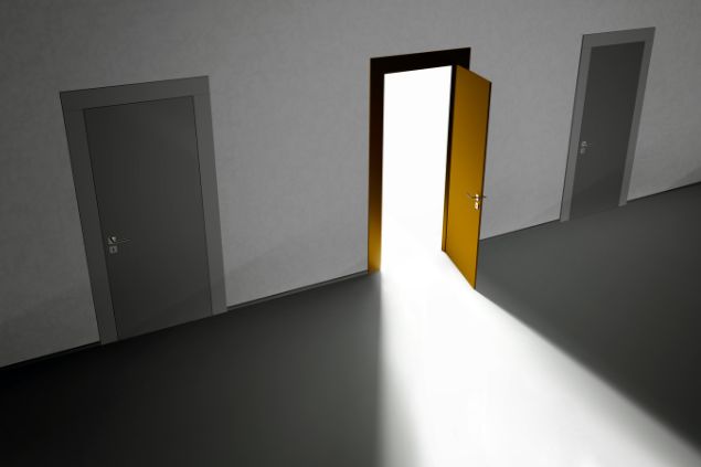 Imagem de três portas e uma aberta no meio com uma luz saindo dela