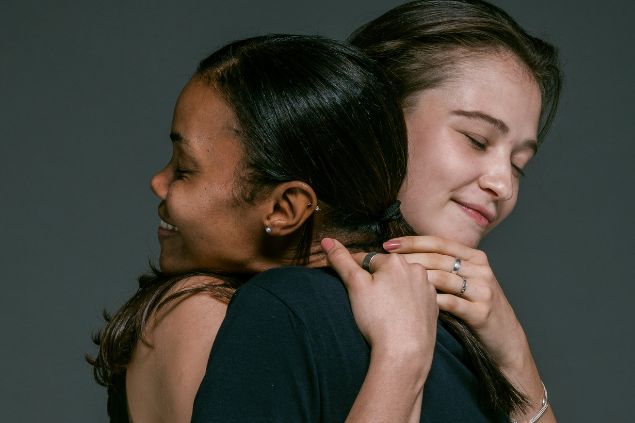 Imagem de duas mulheres se abraçando como se estivessem se perdoando