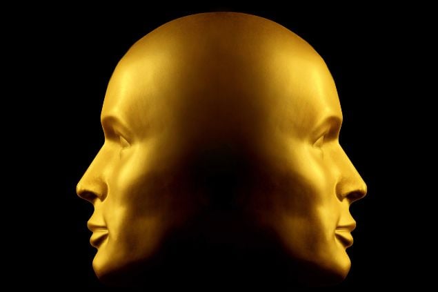 Duas caras viradas em sentidos opostos, de perfil, douradas e em um fundo preto