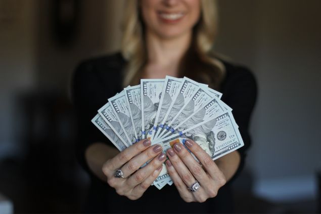 Mulher segurando notas de dinheiro