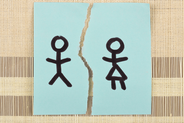 Imagem que representa conceito de rompimento de relacionamento. Papel cortado com desenho de dois bonequinhos.