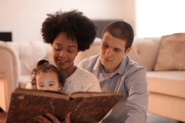 Família lendo um livro
