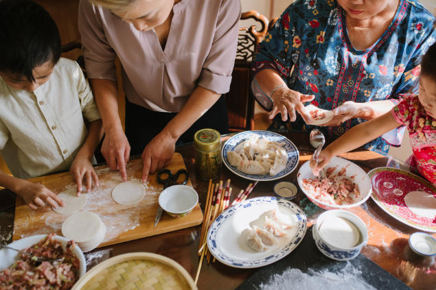 Vários membros de uma família cozinhando juntos