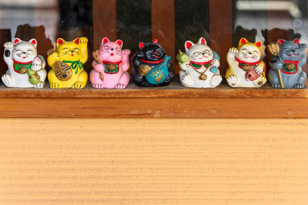 Porcelanas de várias cores do gato da sorte japonês