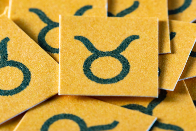 Símbolo do signo de Touro em vários papéis pequenos na cor amarela