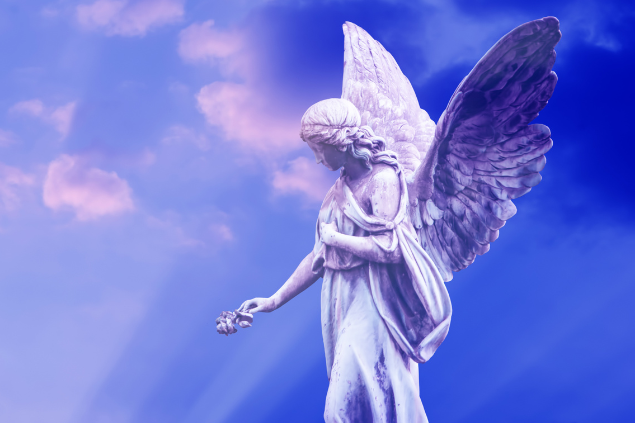 Estátua de anjo em meio ao céu