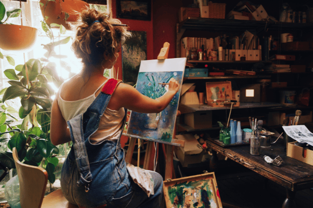 Menina pintando um quadro