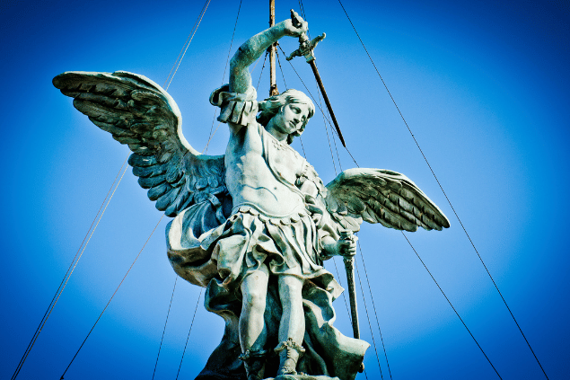 Estátua do arcanjo Miguel no topo do castelo Sant'Angelo. 