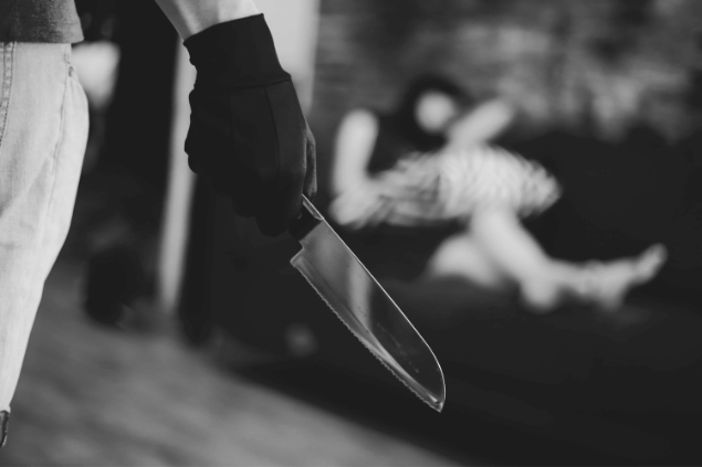 Assassino segurando uma faca prestes a matar uma mulher. 