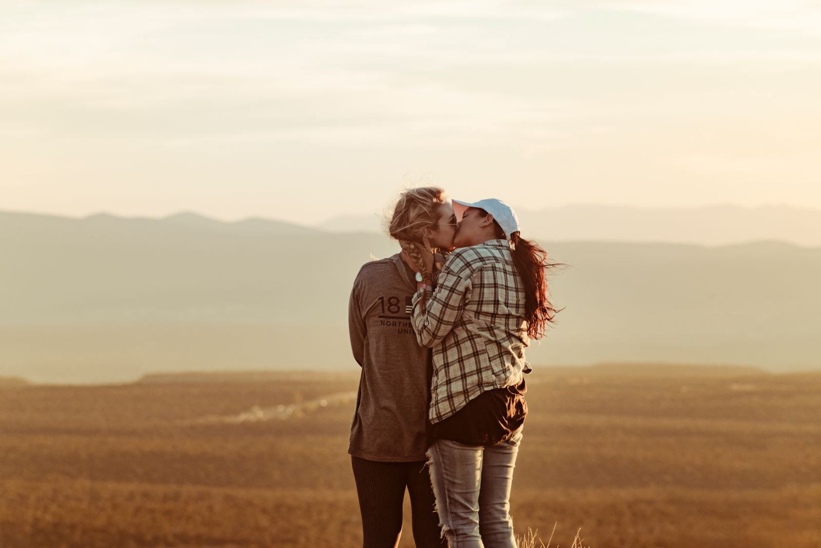 Casal se beijando em um campo