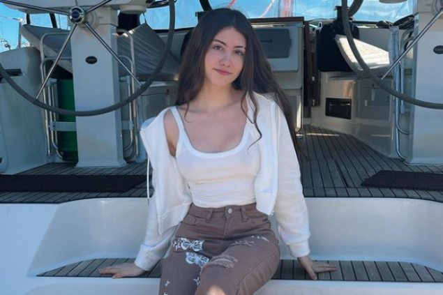 Sofia Espanha passeando de barco