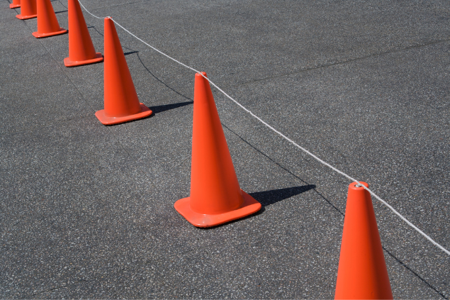 Vários cones com linhas atravessadas, demonstrando limites