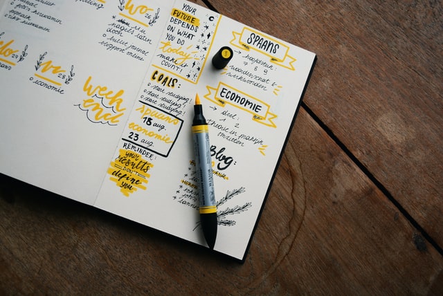 Agenda com anotações e detalhes amarelos.