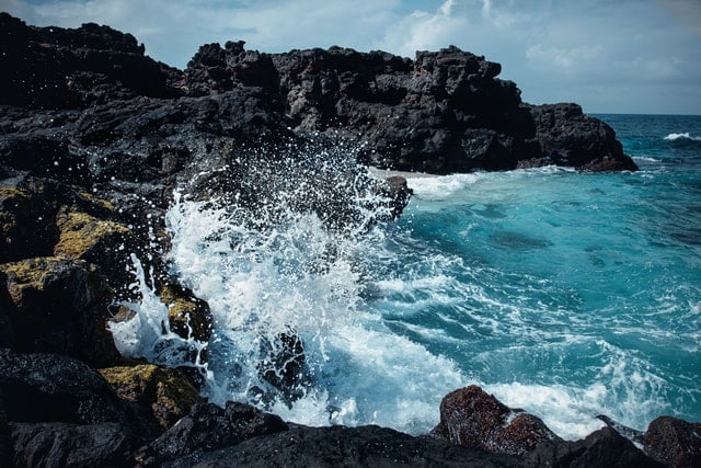 Mar agitado batendo em rochas.