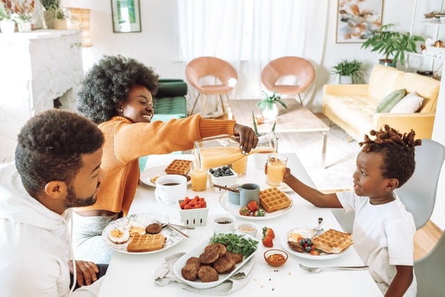 Família comendo waffles na mesa