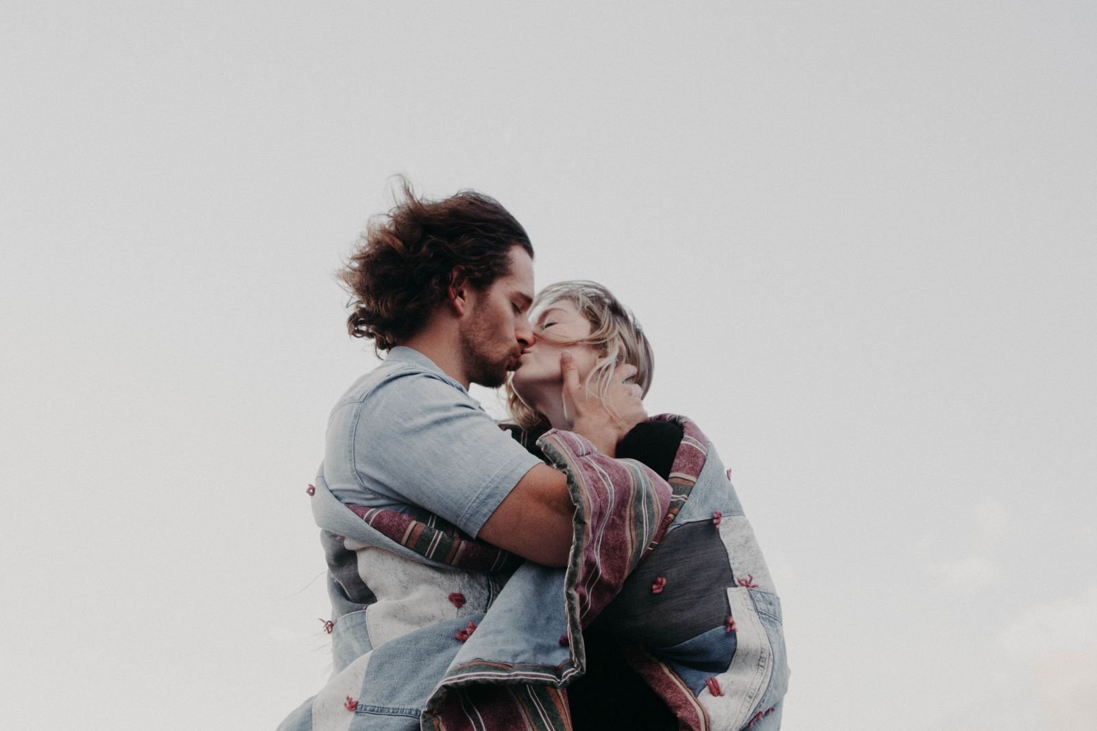 Casal se beijando em uma montanha