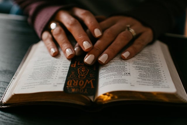 Mãos negras em cima de bíblia.