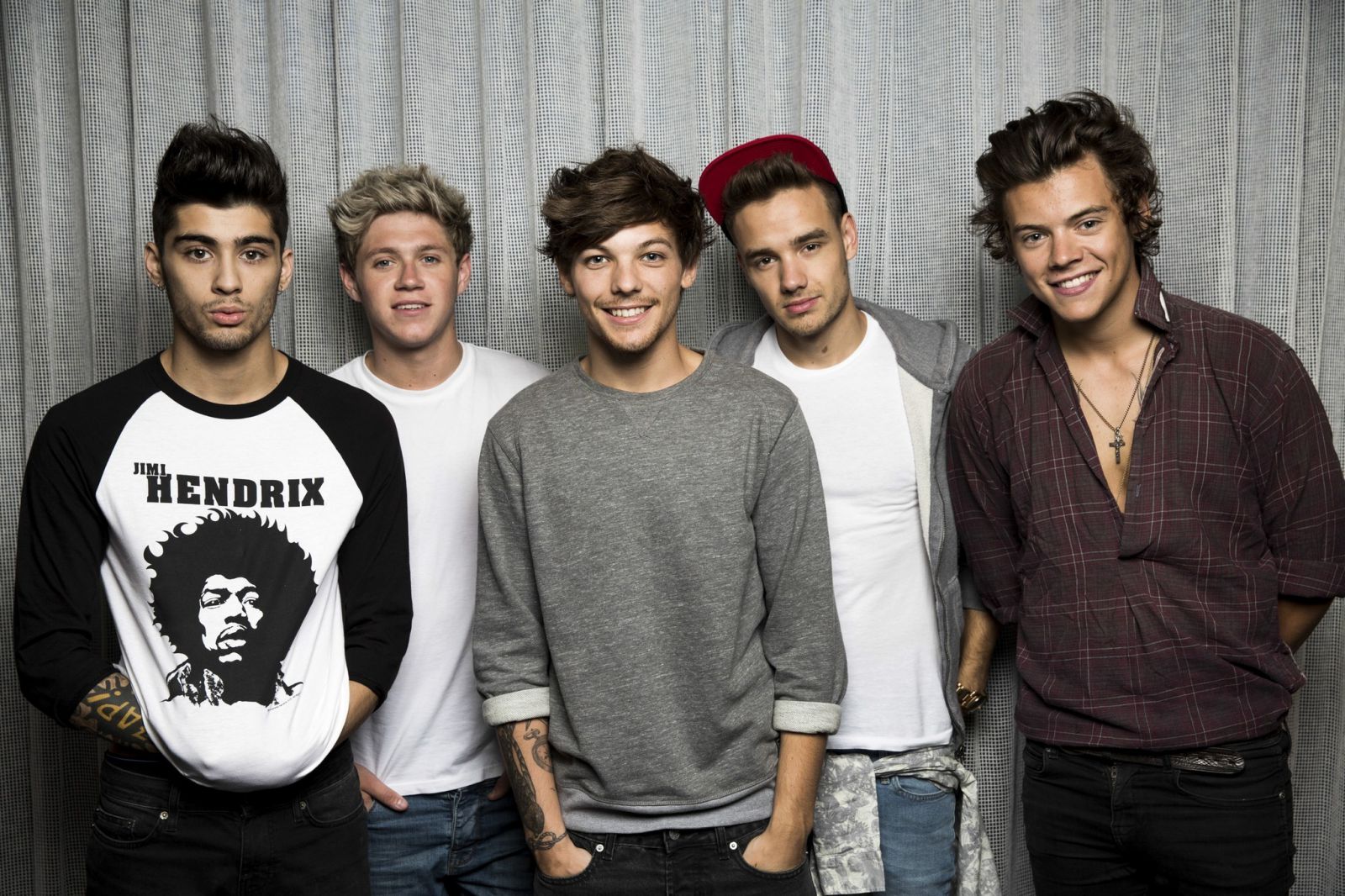 Meninos do One Direction no início da carreira: Zayn Malik, Niall Horan, Louis Tomlinson, Liam Payne e Harry Styles