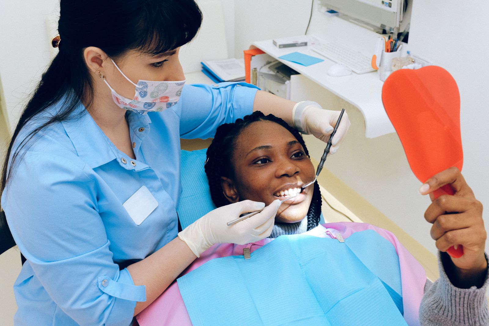 Dentista examinando boca de sua paciente