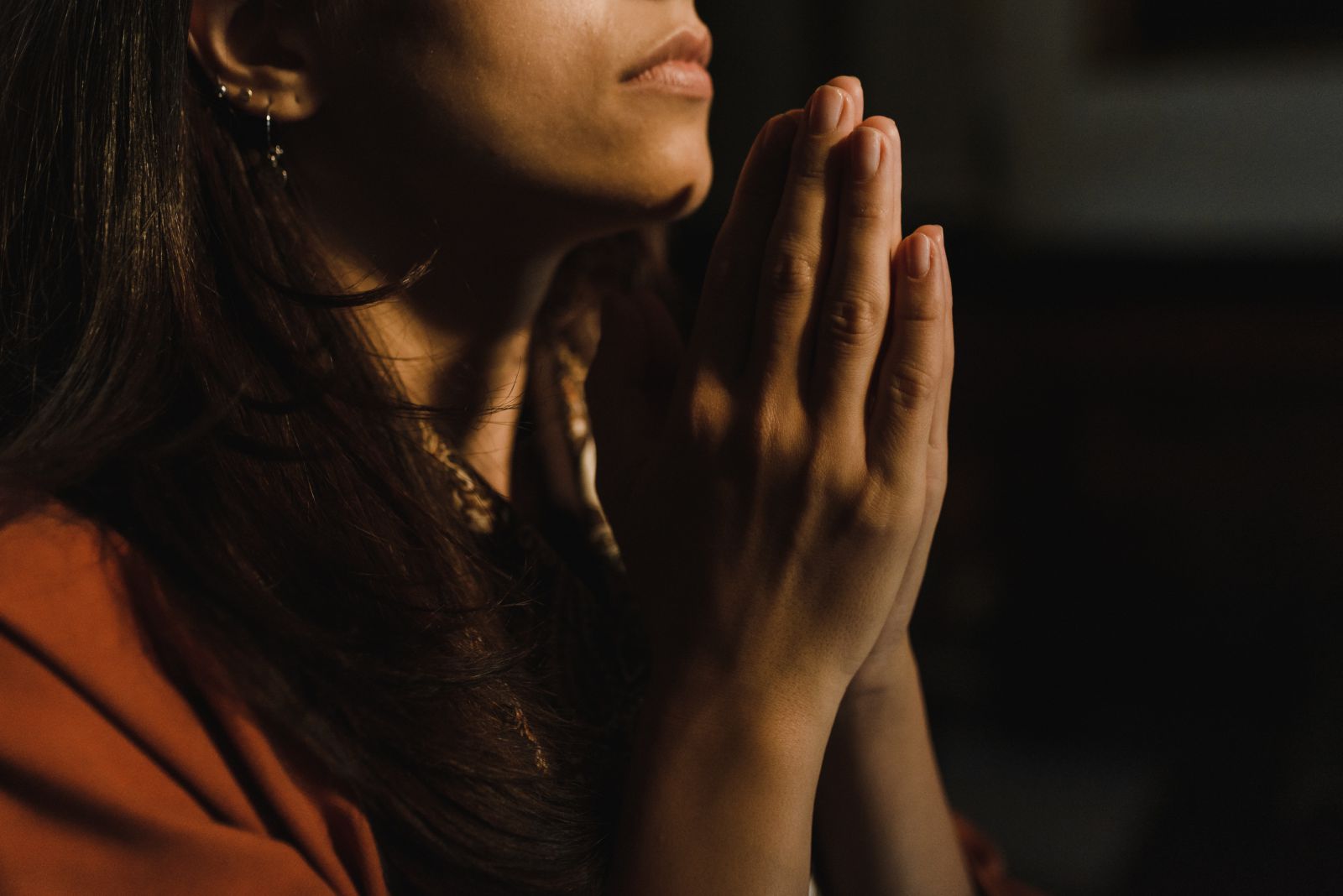 Mulher orando 