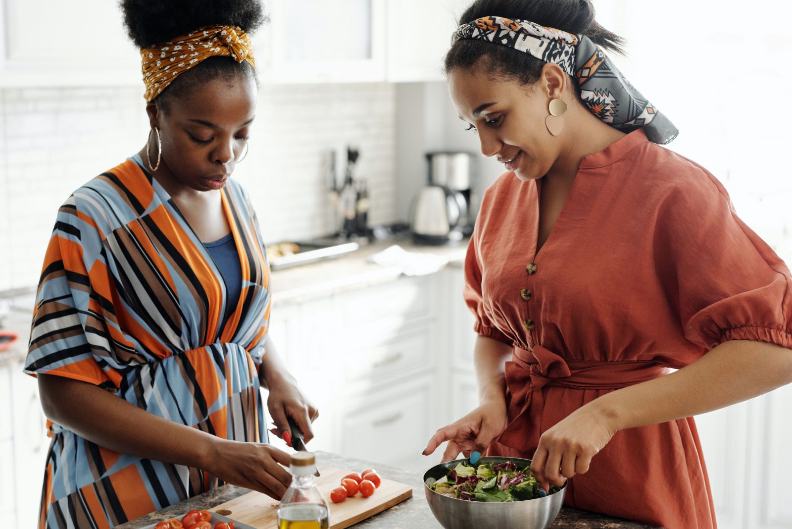 Mulheres negras cozinhando.