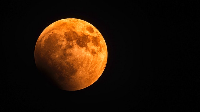 Eclipse Lunar no meio do céu