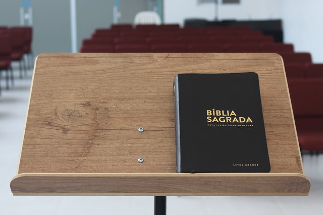 Bíblia sagrada fechada em uma igreja