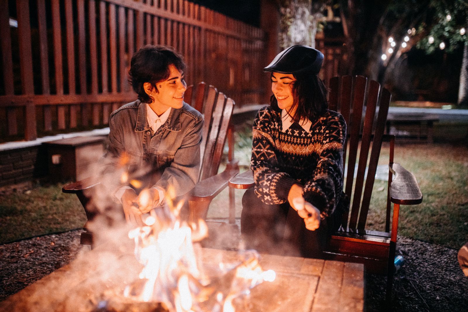 Duas mulheres em frente a uma fogueira