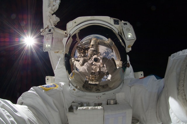 Astronauta tirando selfie.